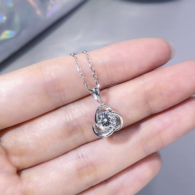 Collana in Argento Pendente a forma di Nastro Intrecciato