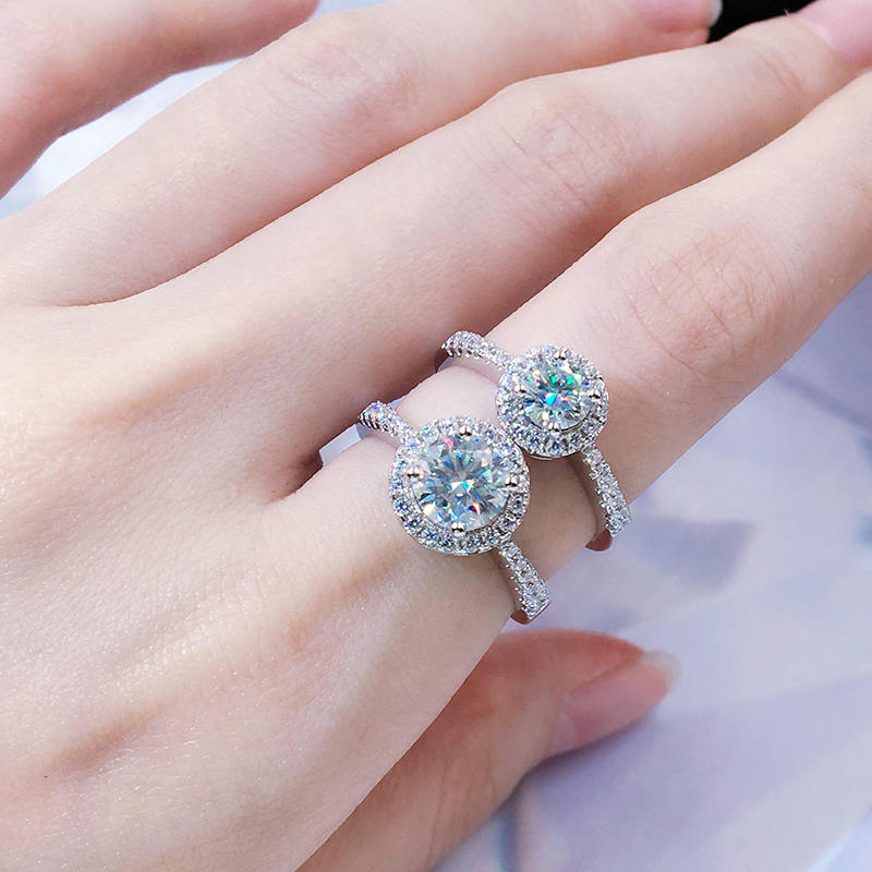 Anello in Argento 925 con Moissanite di Taglio Brillante